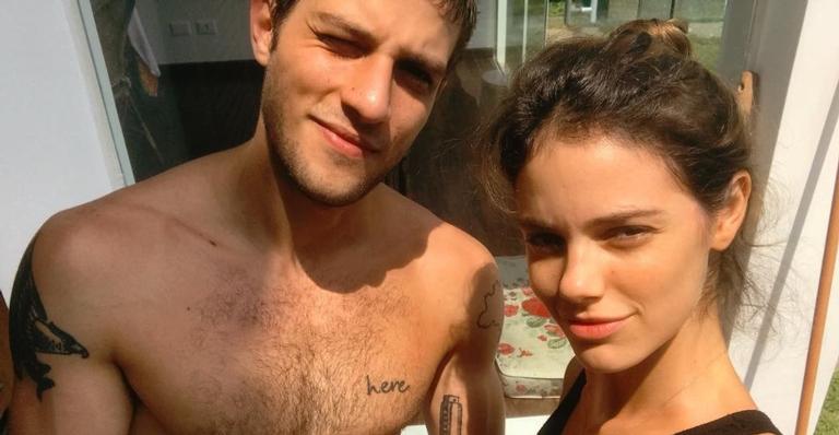 Ao vivo, Leo Dias revela sexo do bebê de Chay Suede e Laura Neiva