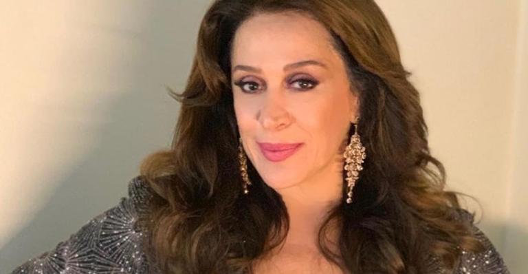Claudia Raia surge beijando atriz em clique fofíssimo e se declara: ”Agradeço por você existir”