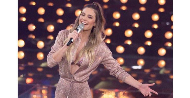 Premiada, Fernanda Lima exibe barrigão em look luxuoso de quase R$ 12 mil