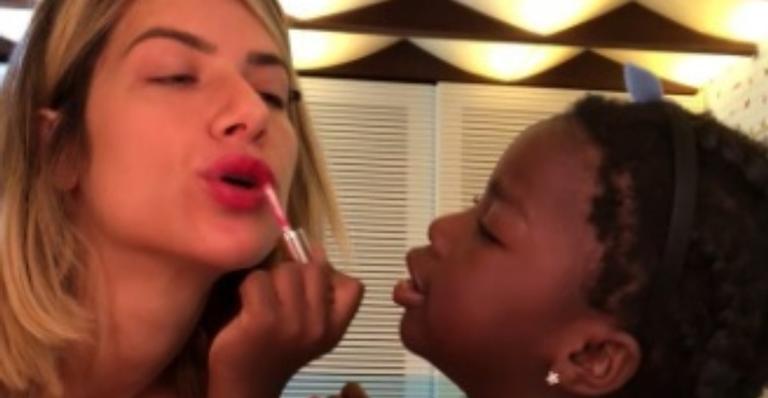 Convite de aniversário de Titi diz que meninos podem ir vestidos de princesa e meninas de príncipe