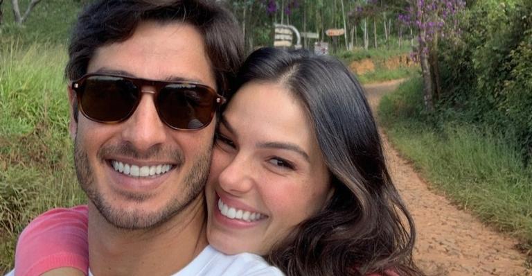 Isis Valverde exibe momento fofo com filho nos braços e comentou: ”Papai tentando fazer nosso registro do dia”