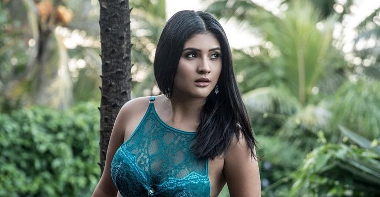 De biquíni, Mileide Mihaile coloca corpão para jogo e sensualiza nos lençóis maranhenses