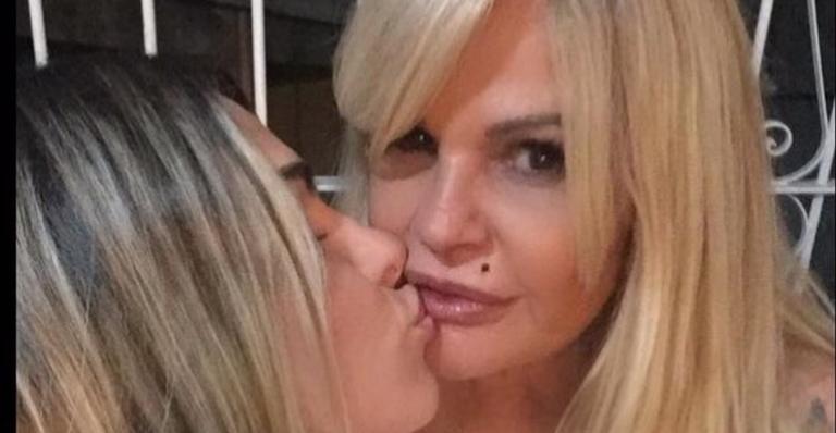 Seminua, Monique Evans posta clique grávida e fãs se derretem: ”Que DNA!”