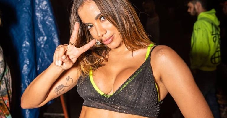 Com biquíni fio-dental luxuoso, Anitta aposta em saia transparente para evento