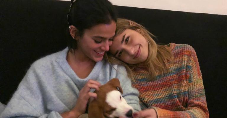 Dia de princesa! Bruna Marquezine e Sasha Meneghel cuidam das madeixas em salão, no Rio de Janeiro