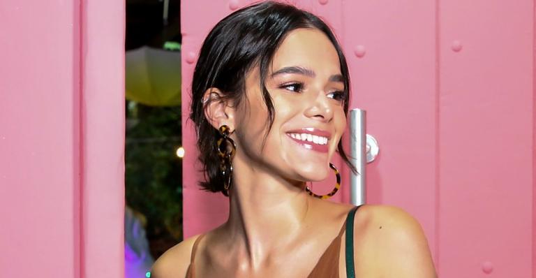 Inspiração de look! Bruna Marquezine aposta em vestido com decote e jaqueta jeans para aniversário