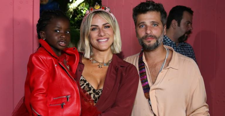 Giovanna Ewbank e Bruno Gagliasso dão festão para Titi e reúnem time de famosos