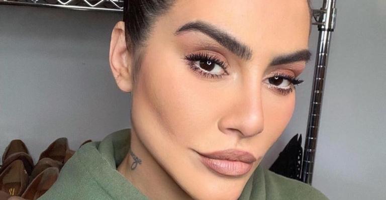 Após se cadastrar em aplicativo de relacionamento, Cleo impressiona com bumbum gigante