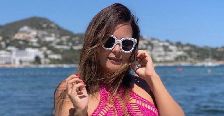 De topless, Geisy Arruda exibe bumbum gigante, seguidor reclama e ela rebate: ”Não é um homem, é uma ameba”