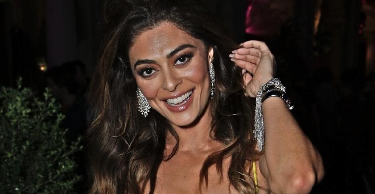 Sexy sem ser vulgar! Juliana Paes rouba a cena com vestido curtíssimo e ganha ‘mão-boba’ no maridão