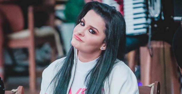 Maraisa deixa internautas surpresos ao surgir de top com cintura fininha: ”E aí, Fake?”