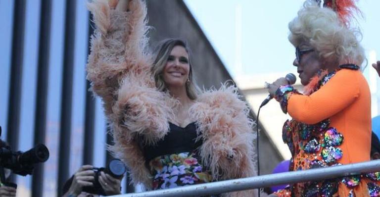Grávida de sua primeira filha, Fernanda Lima exibe barrigão em trio elétrico na Parada do Orgulho LGBT