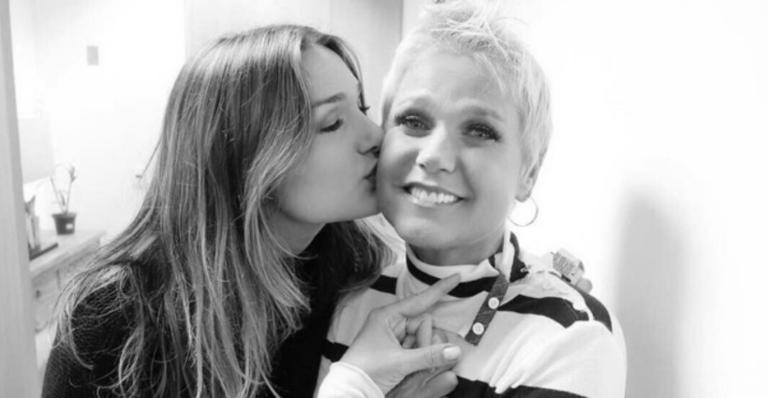 Após separação, Xuxa exibe Sasha Meneghel com biquíni fio-dental em Noronha