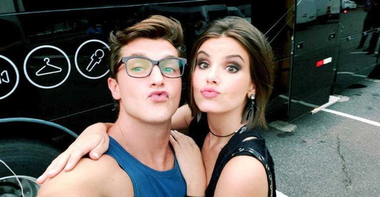 Camila Queiroz e Klebber Toledo comemoram aniversários em festa colorida; Veja detalhes!