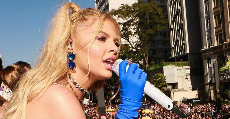 Com look bafônico e transparente, Luísa Sonza estreia na Parada do Ogulho LGBT e faz discurso contra Bolsonaro