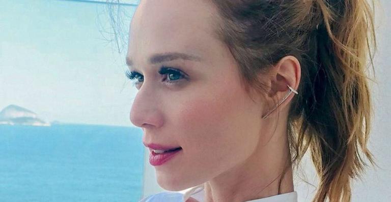 De biquíni, Mariana Ximenes posa boiando em pleno mar e seguidor comenta: ”Costela mais linda que já vi”
