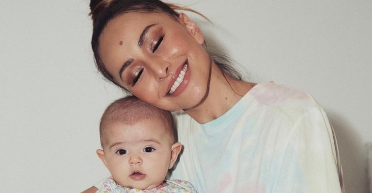 Sabrina Sato mostra retirada de leite e se auto rotula: ”Vaquinha”