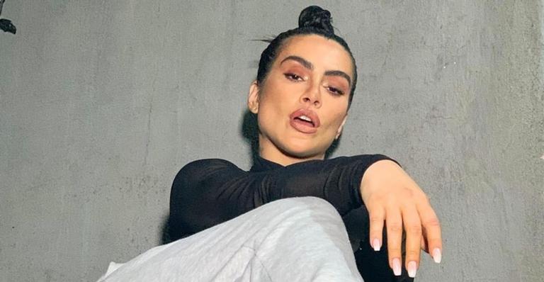Cleo aparece sentada em janela e roupa mostra tatuagem nunca vista