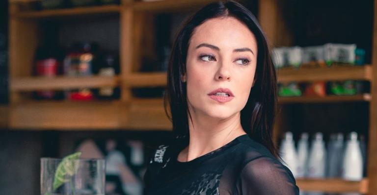 Com vestido de couro nude, Paolla Oliveira aparece com bumbum exuberante e quebra a internet