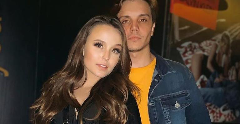 Após revelar primeira vez, Larissa Manoela posa com vestidinho e ganha elogios: ”Lacre”