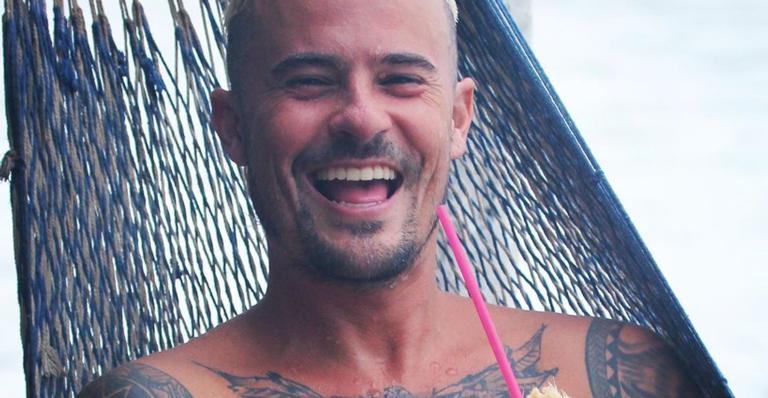 Paulinho Vilhena toma atitude ousada e surge completamente nu em vídeo na praia: ”Liberdade”