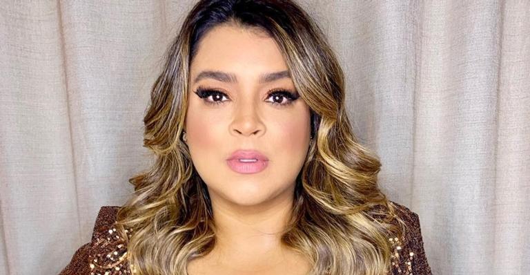 Preta Gil surge sem sutiã e de cabelos molhados em banheiro no México