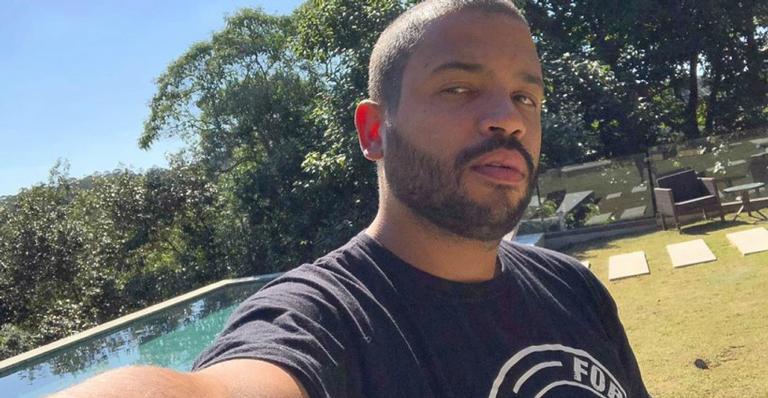 Lançamento! Projota faz homenagem lindíssima para Chorão em clipe
