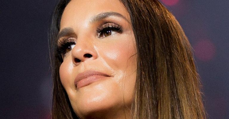 Em clique raro, Ivete Sangalo aparece de biquíni e choca com bumbum na nuca e decotão