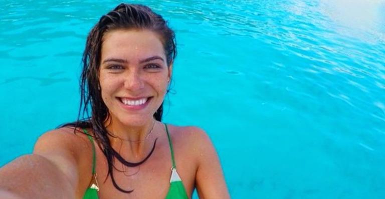Só de toalha e sem Cauã Reymond, Mariana Goldfarb recebe visita inesperada