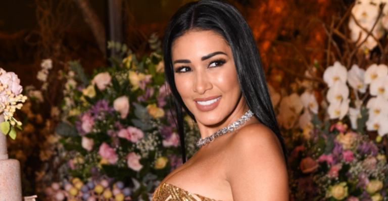 Simaria deixa parte do bumbum de fora em look polêmico de aniversário e surpreende: ”Faltou pano”