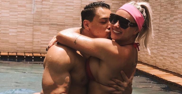 Juju Salimeni e Felipe Franco aparecem juntos e abraçados pela primeira vez após fim de casamento