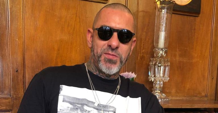 No Vaticano, Henrique Fogaça usa camiseta de freiras se beijando e causa polêmica