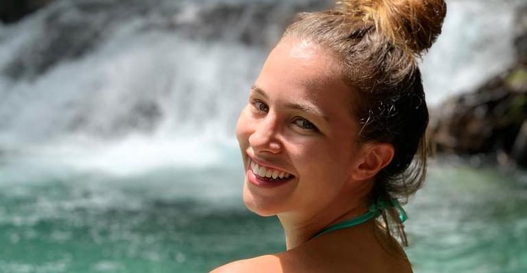 Em viagem romântica com a namorada, Laryssa Ayres surge de biquíni e causa alvoroço com barriga chapada