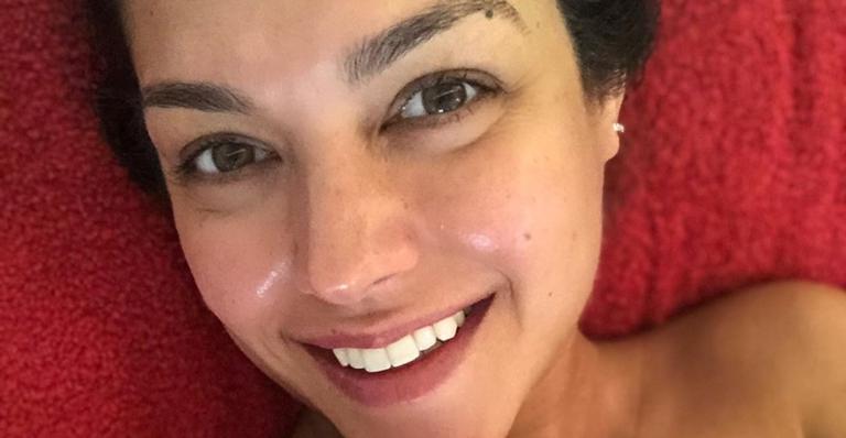 Radiante, Thais Fersoza se derrete por look vibrante e decotado: ”Apaixonada”