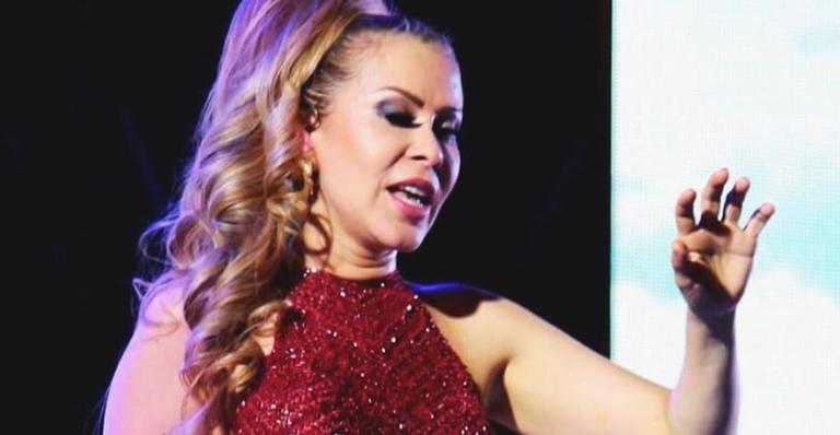 Após boatos de acidente, Joelma lamenta morte do pai: ”Vai em paz”