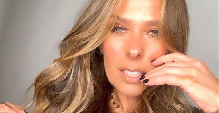 Ousadíssima, Adriane Galisteu posa completamente nua e seguidora dispara: ”Desnecessária”