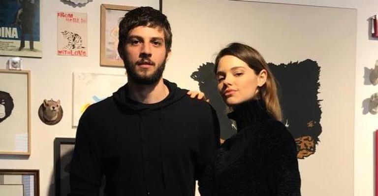 Chay exibe barriga de Laura Neiva e revela nome da primeira filha