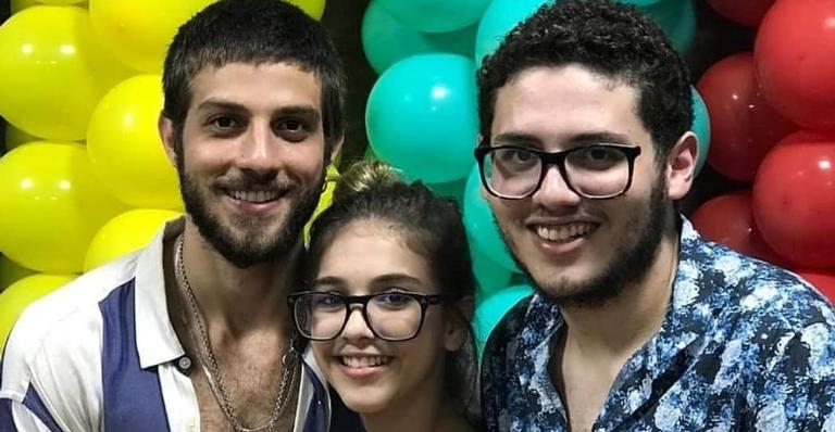 Chay faz aniversário e mãe do ator se derrete: ”Maria terá um pai maravilhoso”