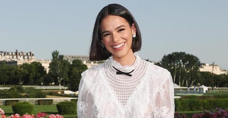 Bruna Marquezine posa só de roupão e lamenta ter que ir embora de Paris