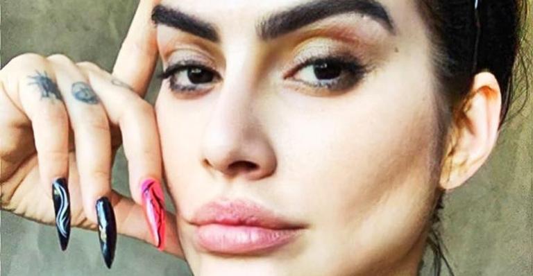 Cleo incendeia a web ao engatinhar de calcinha fio dental e fãs enlouquecem com tamanho do bumbum