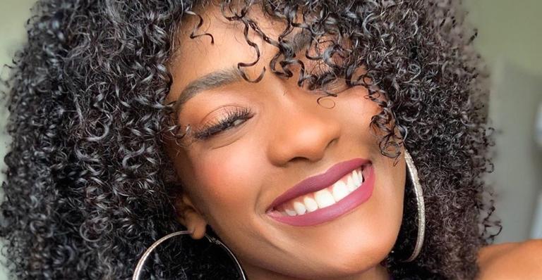 Erika Januza sensualiza de maiô cavado com corpo molhado e quebra a web: ”Mulherão”