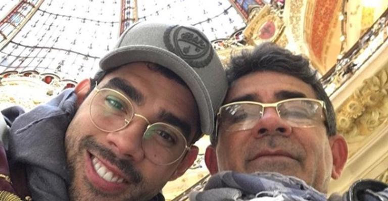 Pai de Gabriel Diniz revela dificuldade que a esposa tem enfrentado após morte do cantor: ”Não consegue nem ver vídeos”