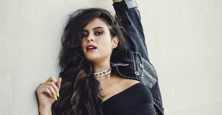 Hana Khalil surge com pelos nas axilas e é atacada por seguidores: ”Suvaco peludo”