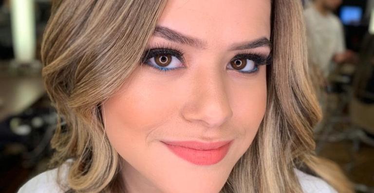 Maisa surge com anel suspeito em mão direita e choca com brincadeira: ”Estou noiva”