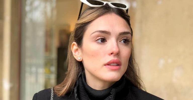 Em noite de volta de Tiago Iorc, Isabelle Drummond é vista acompanhada de rapaz em restaurante