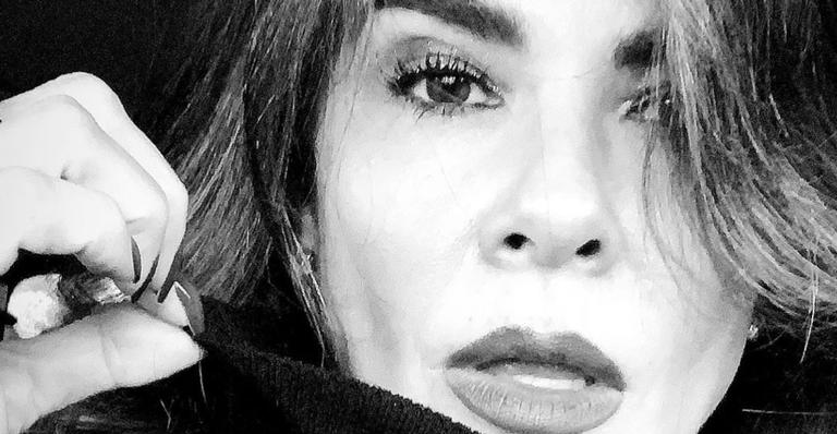 Luciana Gimenez impressiona com tamanho do bumbum e sobe a temperatura da web de biquíni branco