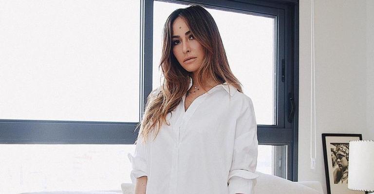 Com o rosto coberto, Sabrina Sato surge com look mega misterioso e ousado no MTV Miaw Brasil 2019