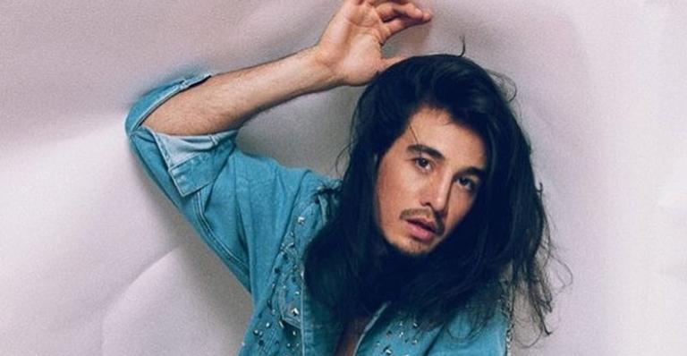 Surpresa! Tiago Iorc choca com volta aos palcos em evento de premiação musical