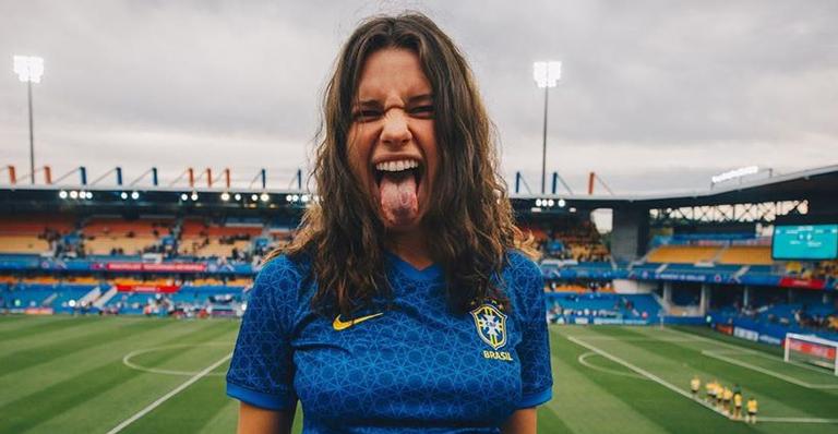 Natural! Bruna Linzmeyer dispensa parte de cima e é flagrada com seios à mostra