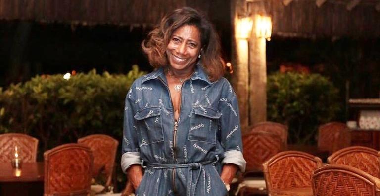 Inédito! Gloria Maria surge de biquíni branco e barriga trincada quebra a web: ”Quantos anos?”